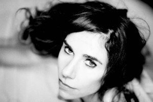 Schwarz-weiß-Headshot von PJ Harvey.