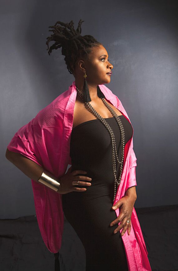 Lizz Wright in einem schwarzen Kleid.