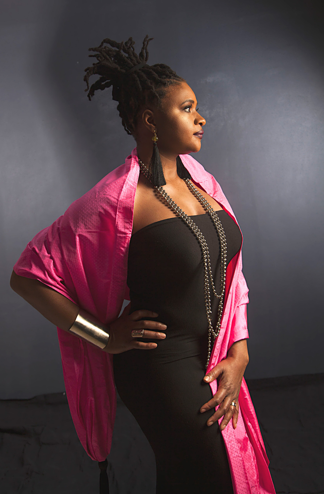 Lizz Wright in einem schwarzen Kleid.