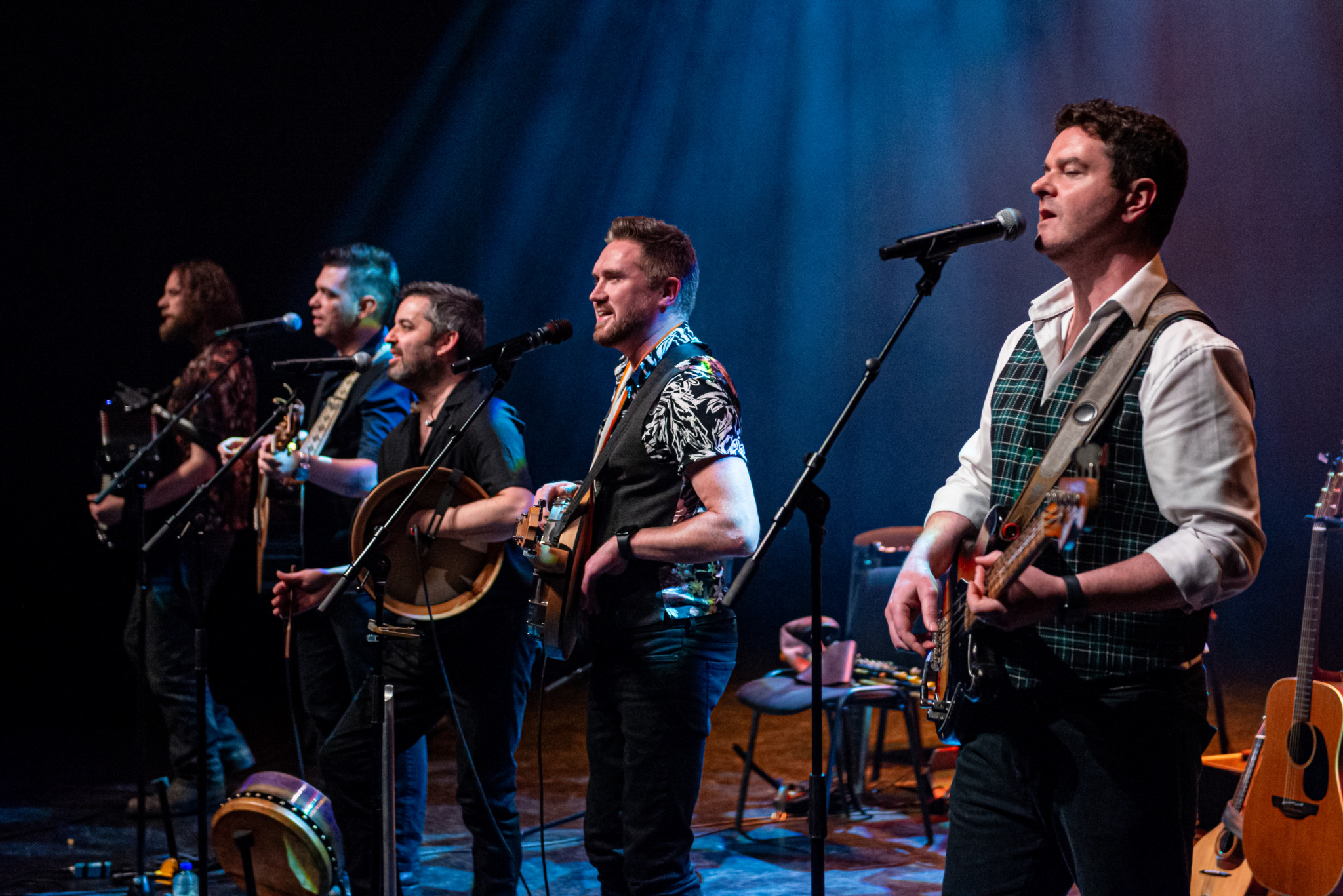 The Kilkennys stehen zu fünft auf der Bühne.