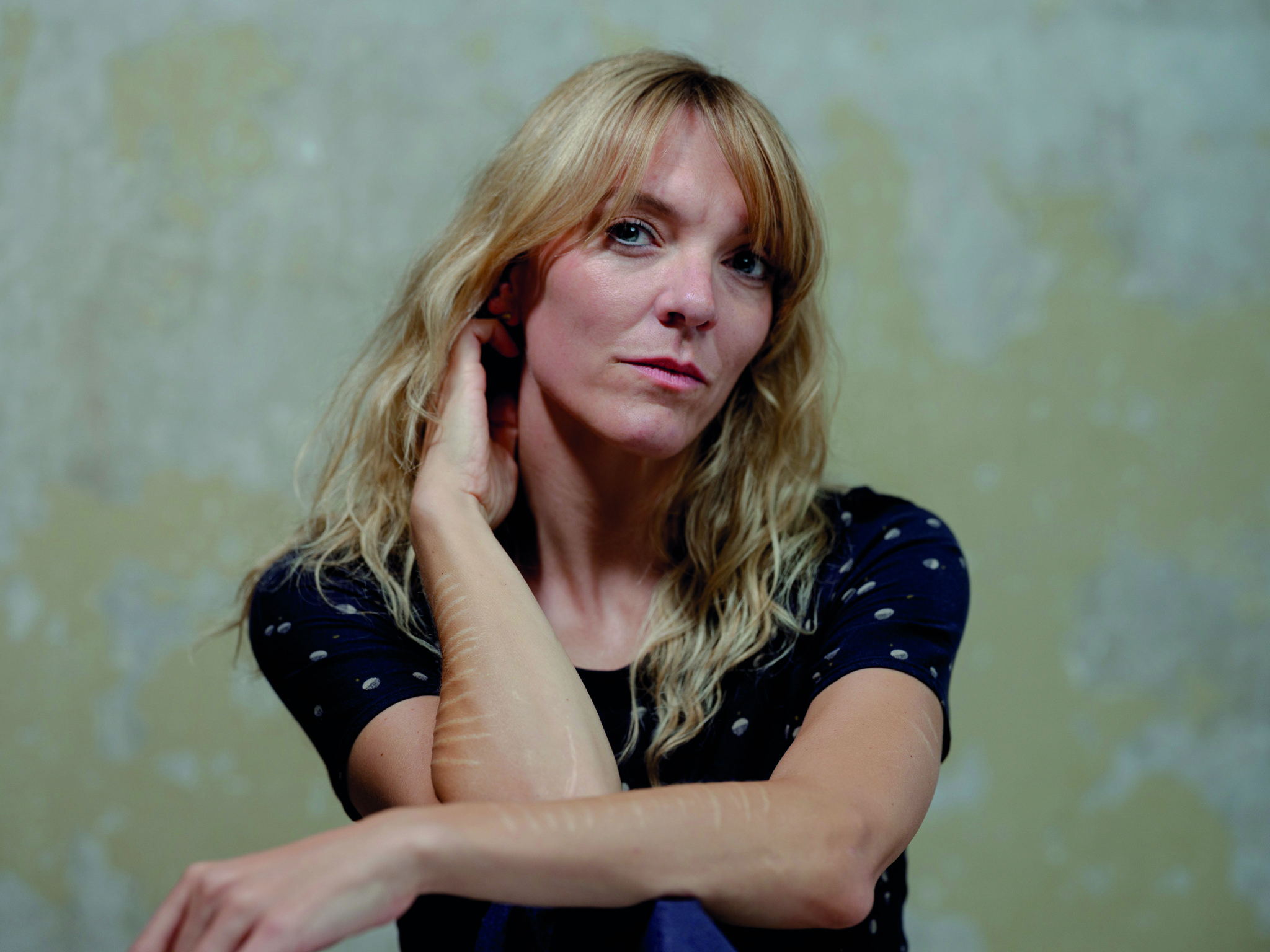 Portraitfoto Lilli Tollkien, die mit ihrem Debütroman „Mit beiden Händen den Himmel stützen“ auf Lesereise geht