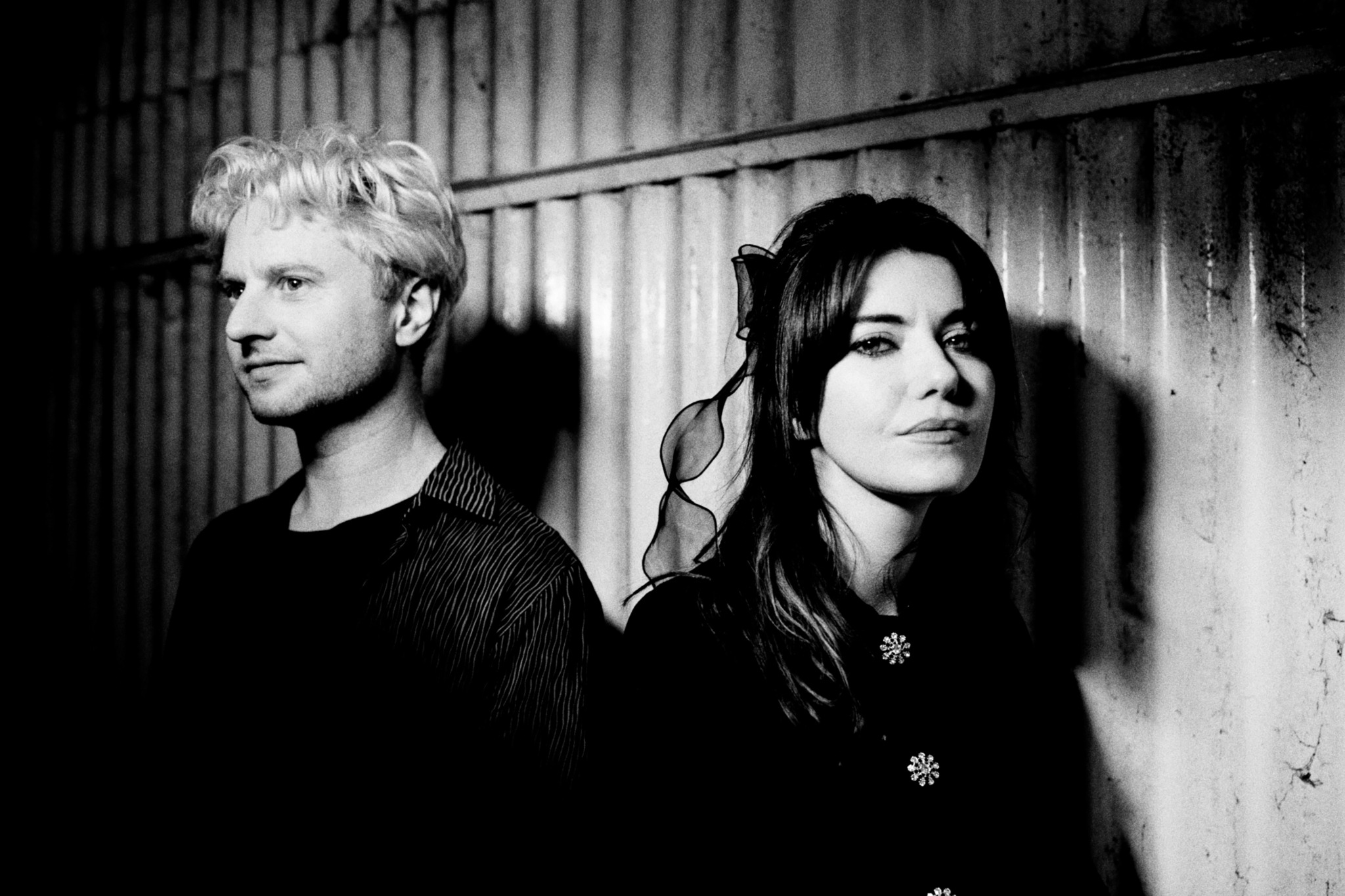 Die beiden Mitglieder von Blood Red Shoes in Schwarz-weiß