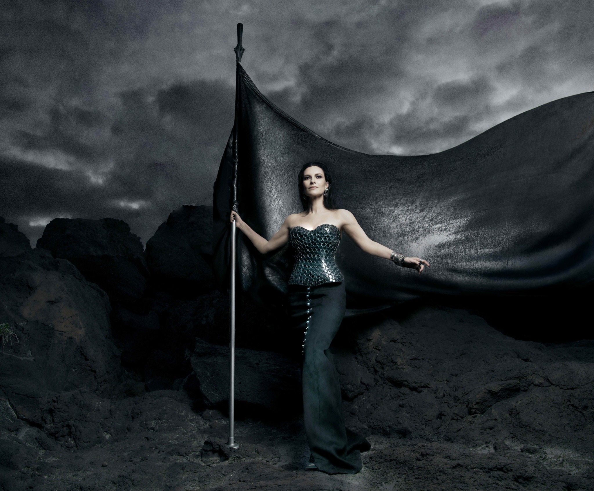 Dunkles Foto von Laura Pausini in schwarzem Kleid