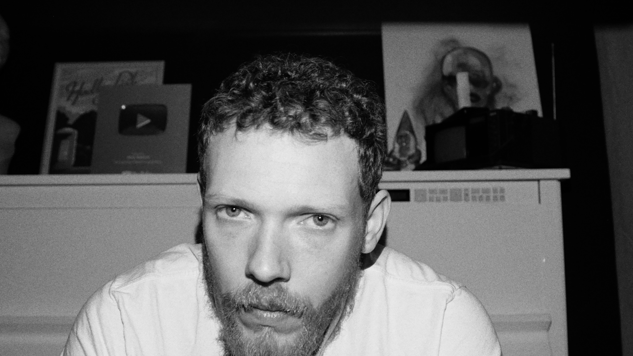 Matt Maeson in Schwarz-Weiß