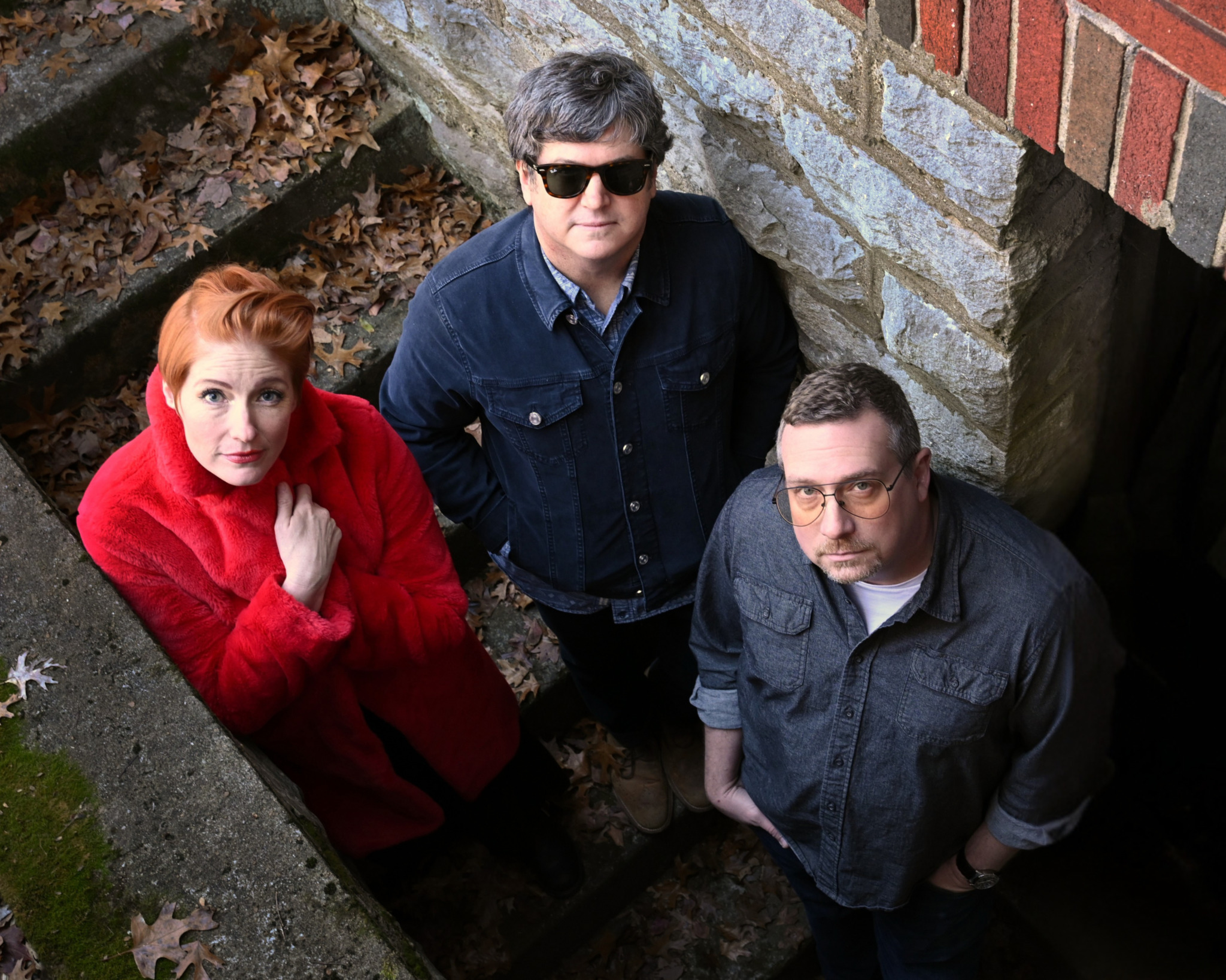 Sixpence None The Richer stehen auf einer Treppe und schauen nach oben in die Kamera.