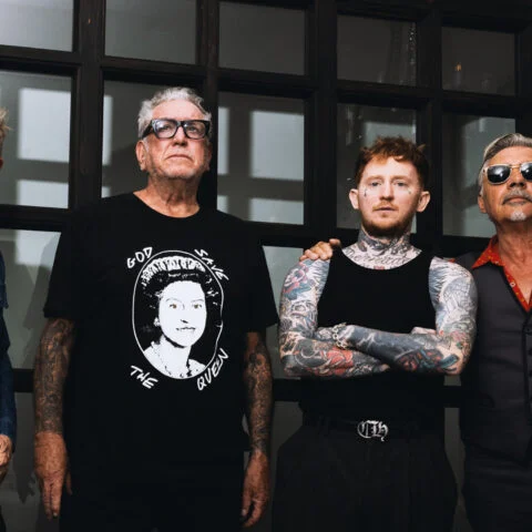 Die Sex Pistols stehen nebeneinander vor der Kamera.