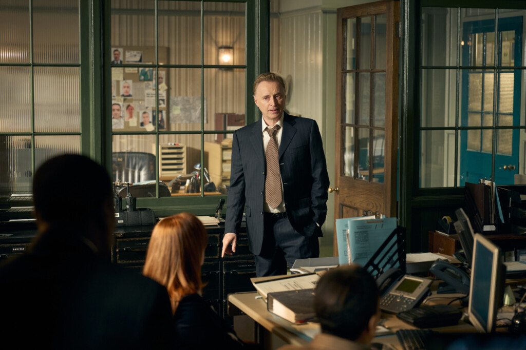 „The Hack", Folge 2: Policedetective Dave Cook (Robert Carlyle) steht im Büro des Dezernats.