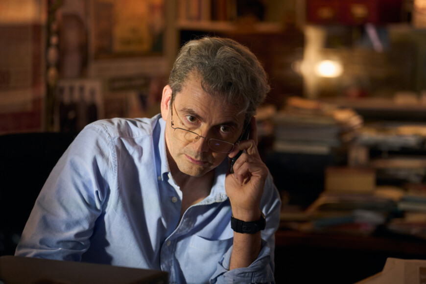 The Hack, Folge 1: Investigativjournalist Nick Davies telefoniert angespannt herum, in der Hoffnung auf Informationen.