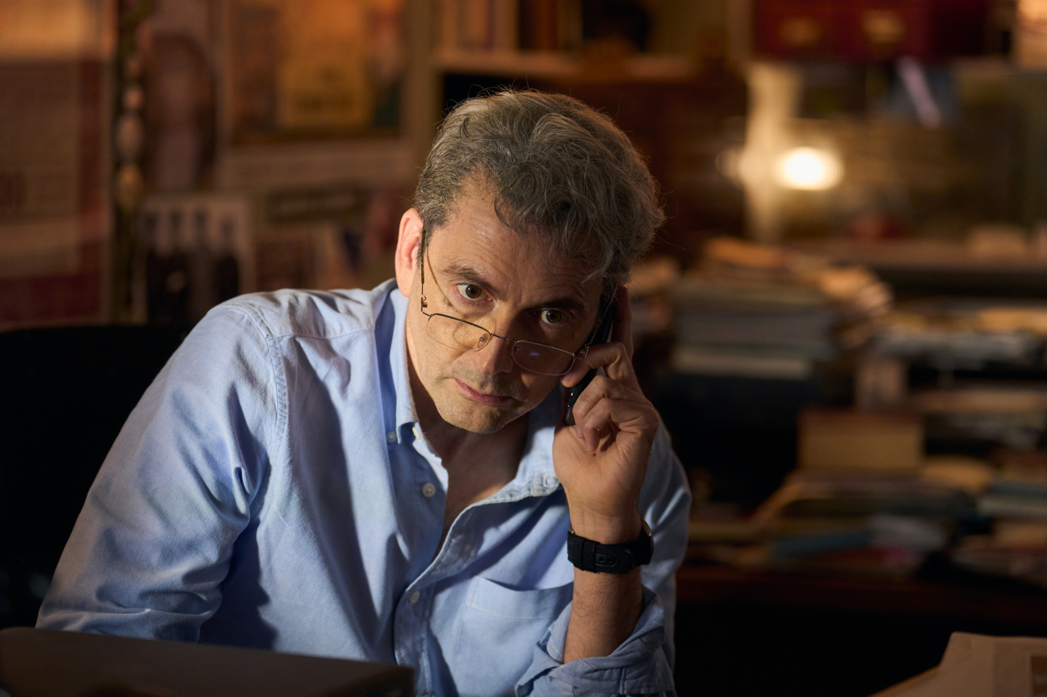 The Hack, Folge 1: Investigativjournalist Nick Davies telefoniert angespannt herum, in der Hoffnung auf Informationen.