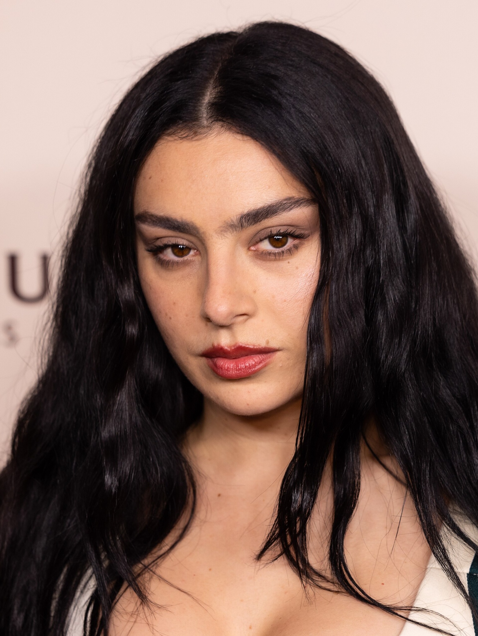 Porträt der Sängerin Charli xcx bei den Internationalen Filmfestspielen in Cannes (2025).