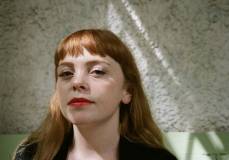 Portraitfoto Megan Nolan, die den Roman „Kleine Schwächen“ veröffentlicht