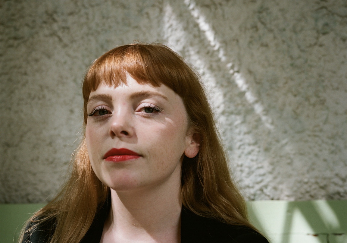 Portraitfoto Megan Nolan, die den Roman „Kleine Schwächen“ veröffentlicht