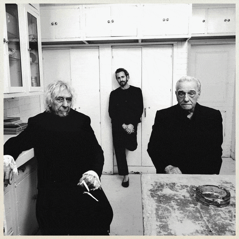 Artwork des neuen Albums von Charli xcx. Die Ikonen John Cale, Marc Jacobs und Martin Scorsese posieren auf dem schwarz-weiß Foto in einer schlichten Küche.