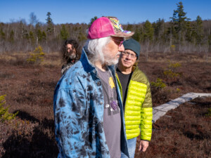 Dinosaur Jr. stehen vor einem Waldgebiet.