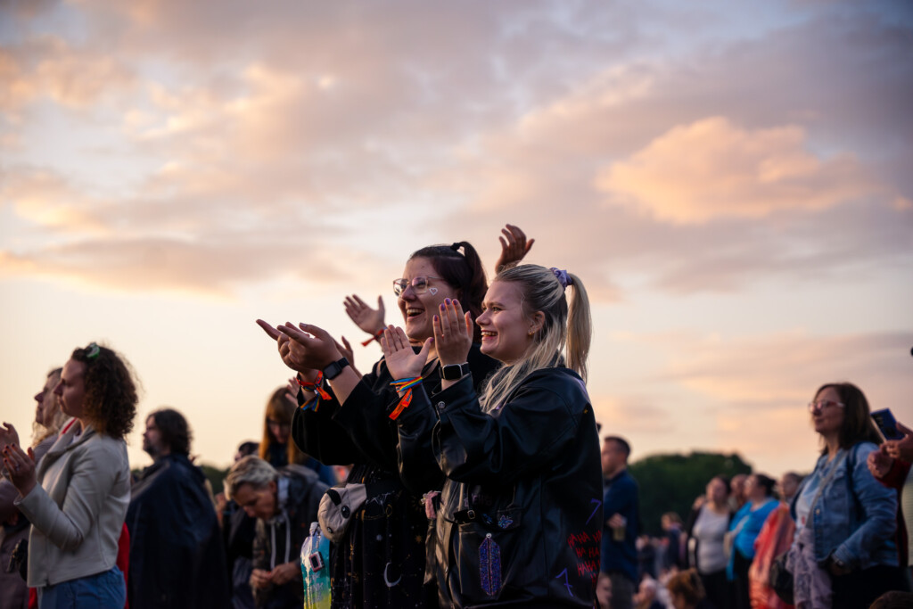 Fans klatschen und lachen im Sonnenuntergang beim Lollapalooza Berlin Festival.