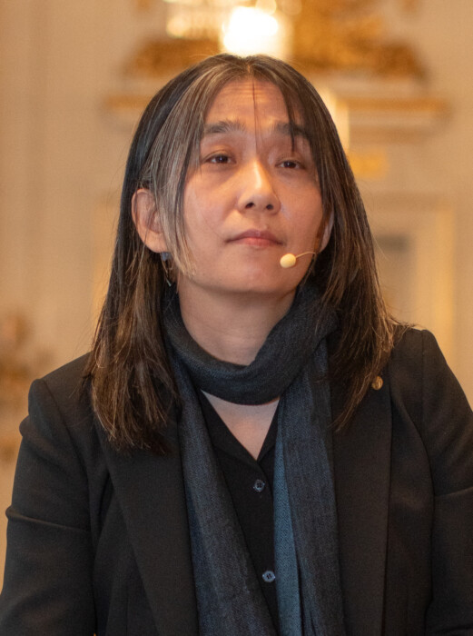 Foto von Han Kang, die beim Harbour Front Literaturfestival ihr neues Buch vorstellt.