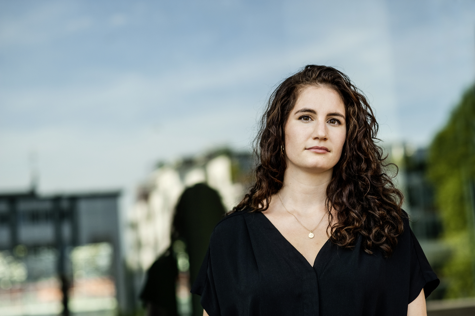 Portraitfoto Lisa Roy, die den Roman „Alles ist Gold“ veröffentlicht