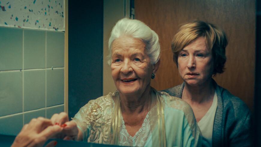 01_Hildegard_Schmahl_Corinna_Harfouch_-c-COIN_FILM_I_Daniela_Knapp_ImSpiegelMeinerMutter