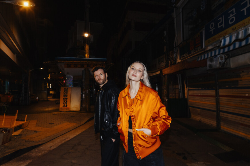 Glasperlenspiel bei Nacht in einer Straße in Seoul