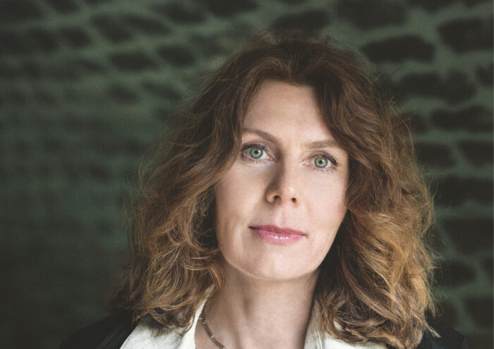 Portraitfoto Alice Horáčková, zu deren Roman „Geteiltes Haus“ wir ein Gewinnspiel anbieten.