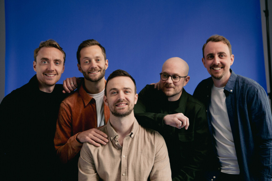 Gruppenfoto von Dad Harmony vor blauem Hintergrund blauem Hinterg