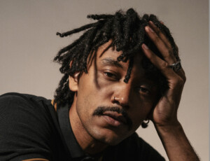 Portraitfoto Don Pablo Mulemba, zu dessen Buch „Hundeheimat“ wir ein Gewinnspiel anbieten