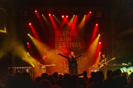 Dilla im Gruenspan auf der Bühne beim Reeperbahnfestival 2024 mit Lichteffekten