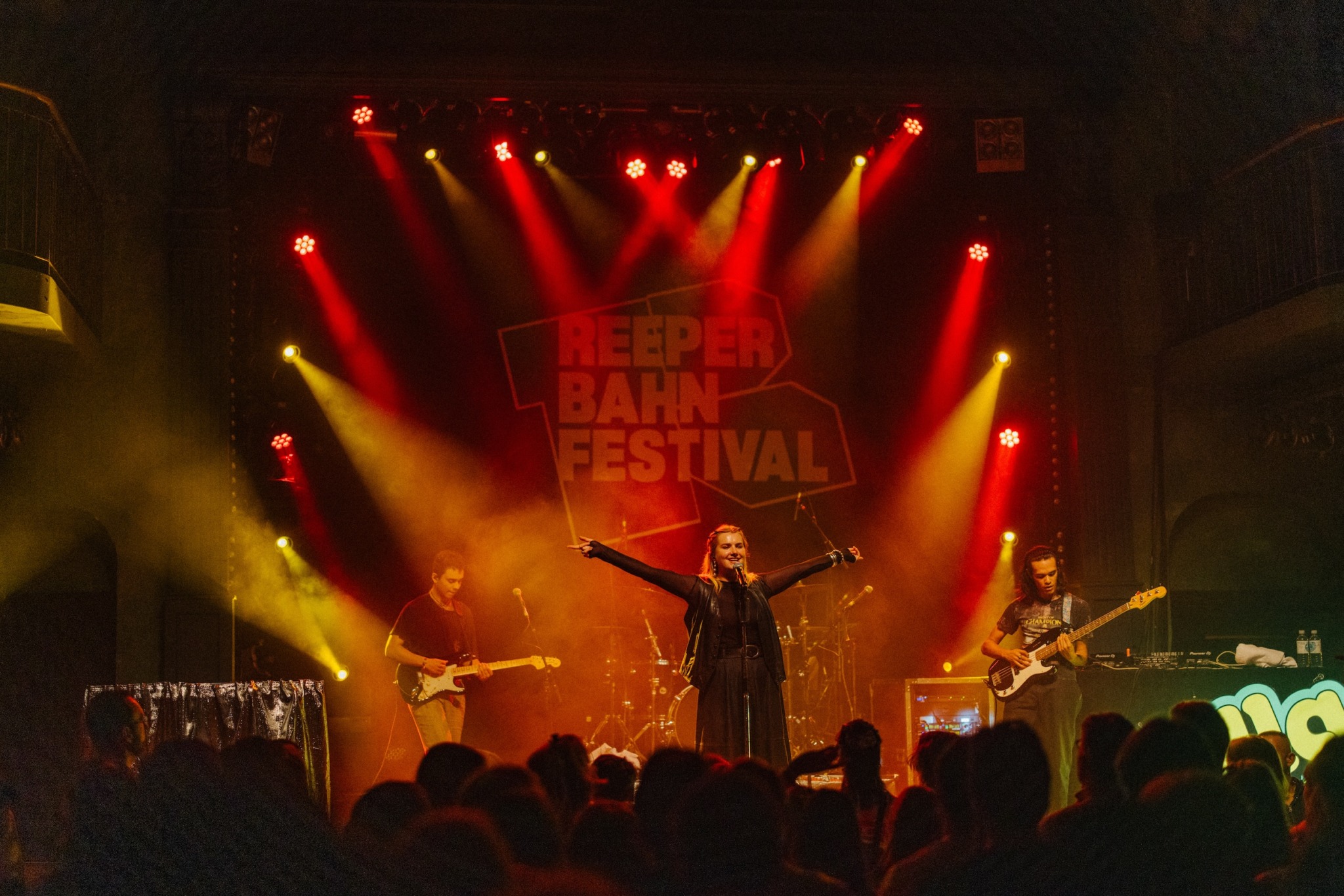 Dilla im Gruenspan auf der Bühne beim Reeperbahnfestival 2024 mit Lichteffekten