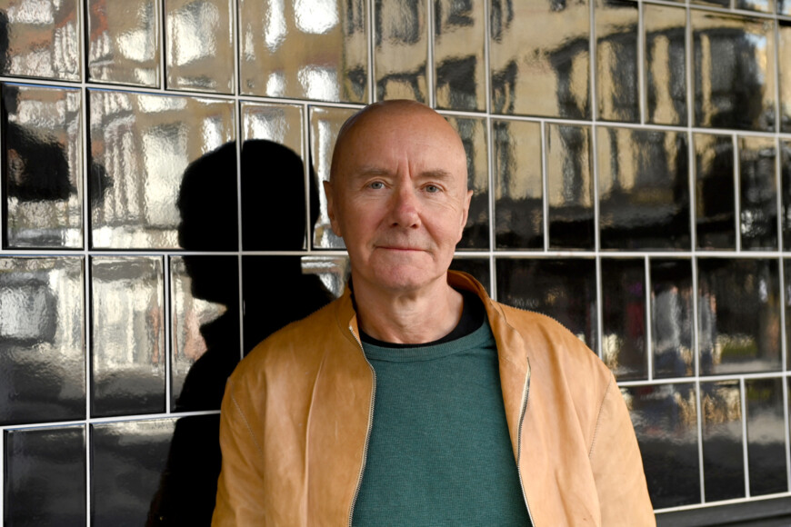 Portraitfoto Irvine Welsh, der mit seinem neuen roman „Men in love“ auf Lesereise geht