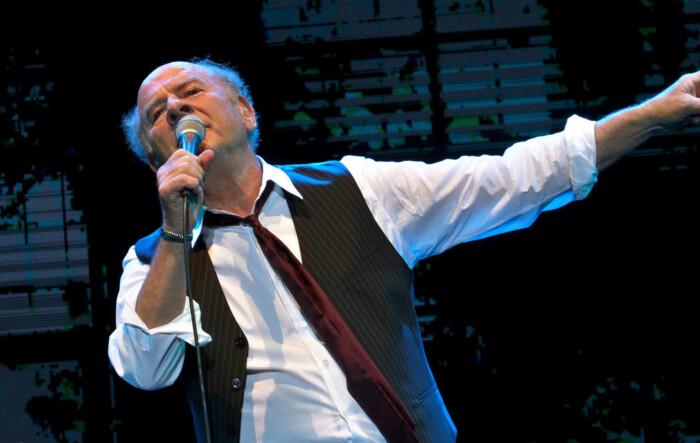 Art Garfunkel singt in ein Mikrofon