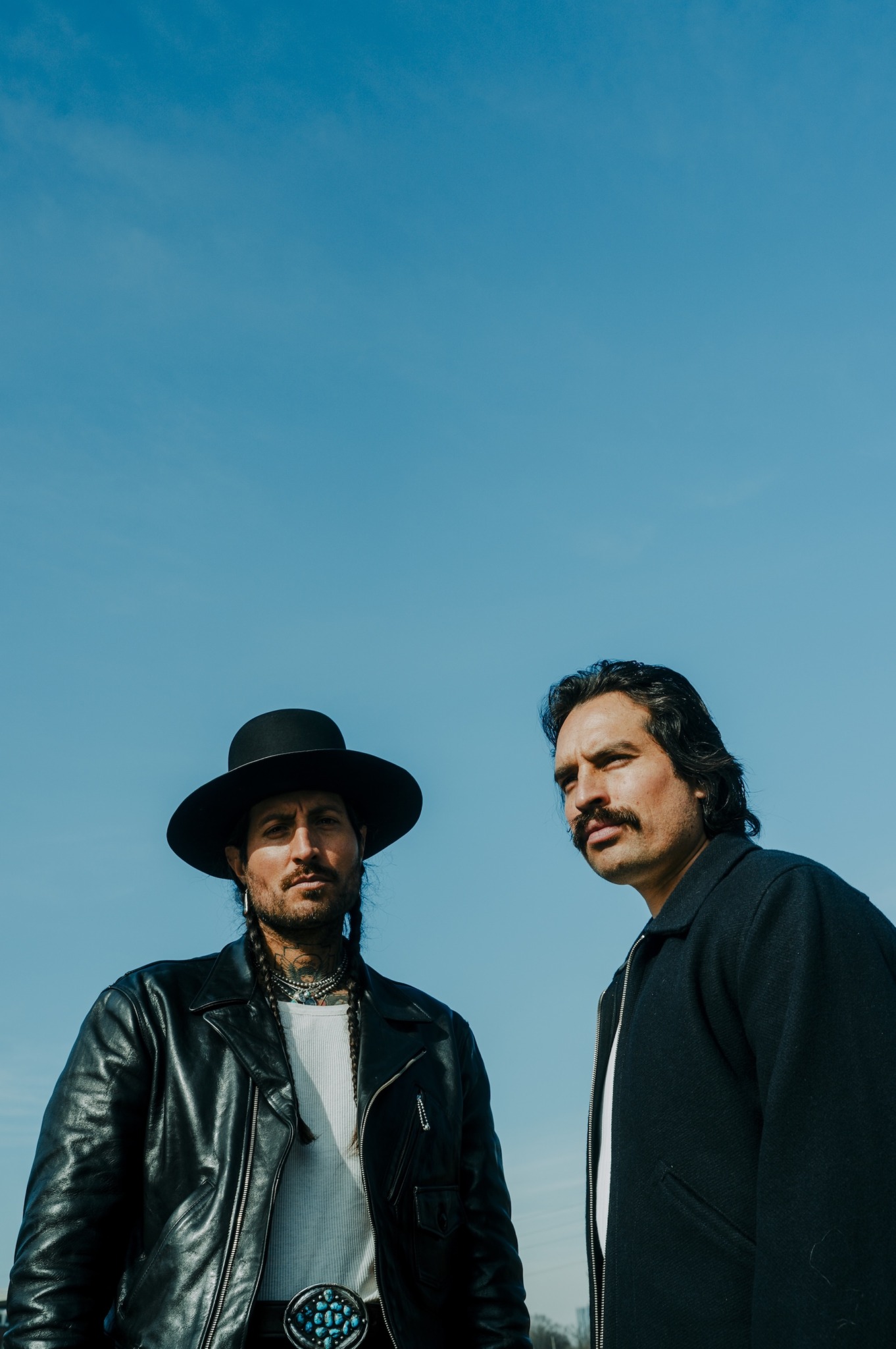 Die Hermanos Gutíerrez vor blauem Hintergrund