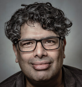 Portraitfoto Martin Sarkar, der mit seinem Debütroman „Ochsenkopf“ auf Lesereise geht