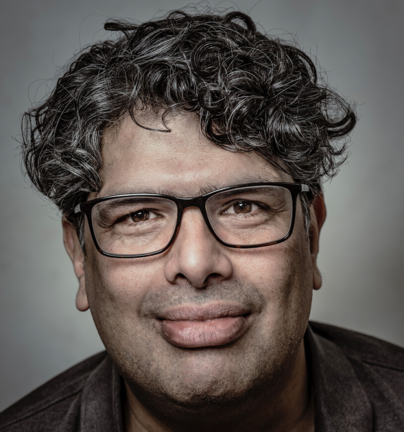 Portraitfoto Martin Sarkar, der mit seinem Debütroman „Ochsenkopf“ auf Lesereise geht
