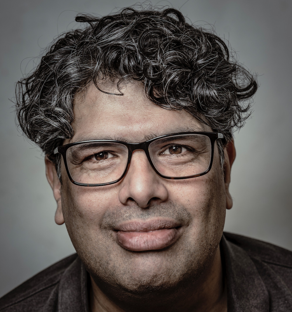 Portraitfoto Martin Sarkar, der mit seinem Debütroman „Ochsenkopf“ auf Lesereise geht