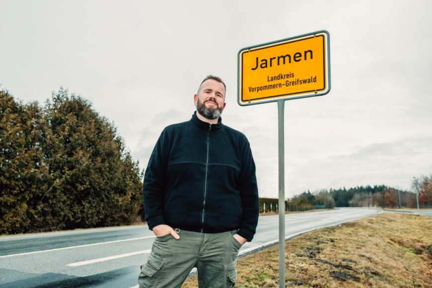 Portraitfoto Monchi, der mit seinem zweiten Buch „Jenseits der Brandmauer – Über mein Leben in der ostdeutschen Provinz“ erstmals auf Lesereise geht