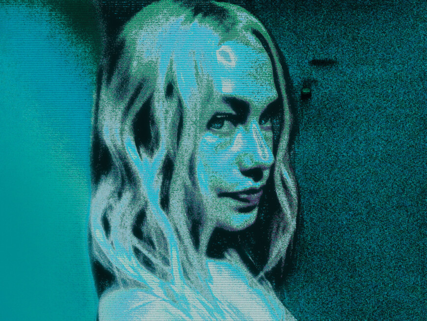Phoebe Bridgers schaut verträumt an der Kamera vorbei.