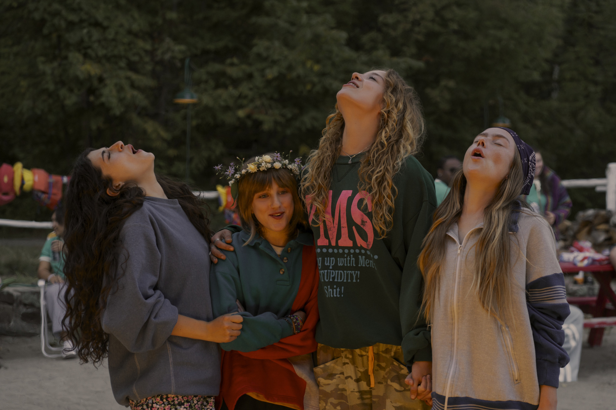 Annie, Maple, Oona und Ramona liegen sich im Sommercamp in glücklich in den Armen.