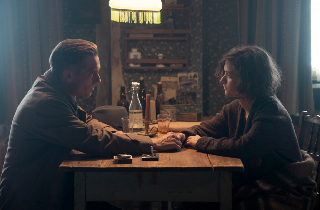 Nur wenige Momente der Zärtlichkeit: Gereon Rath und Charlotte Ritter (Volker Bruch und Liv Lisa Fries) in Staffel 5 der Serie „Babylon Berlin“