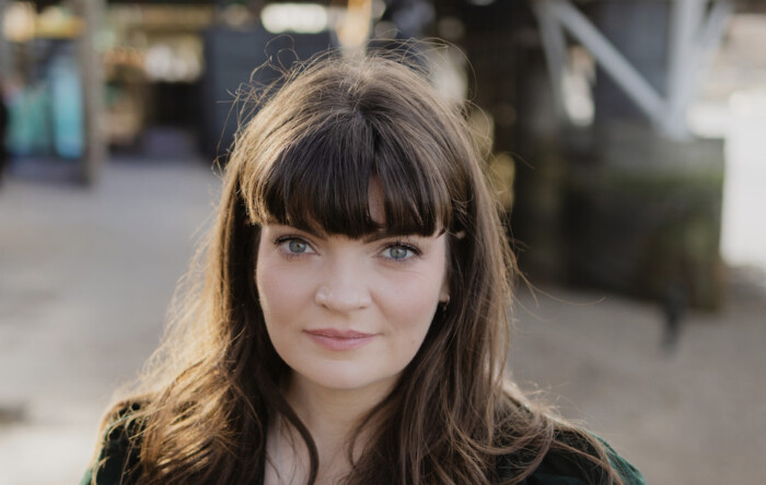 Portraitfoto Charlotte Robinson, zu deren Roman „Mars One“ wir ein Gewinnspiel anbieten