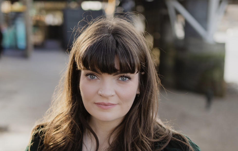 Portraitfoto Charlotte Robinson, zu deren Roman „Mars One“ wir ein Gewinnspiel anbieten