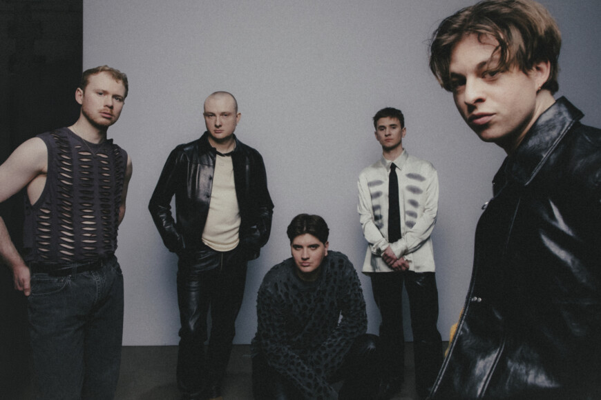 Die Band Giant Rooks stehen im Raum verteilt und schauen in die Kamera.