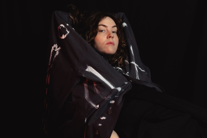 Emma Ruth Rundle in lässiger Pose