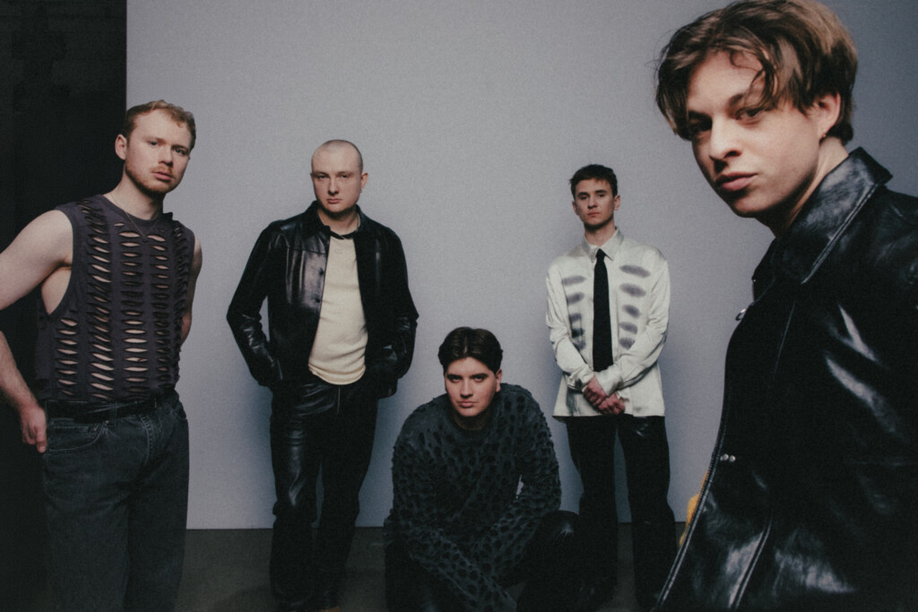 Die Band Giant Rooks stehen im Raum verteilt und schauen in die Kamera.