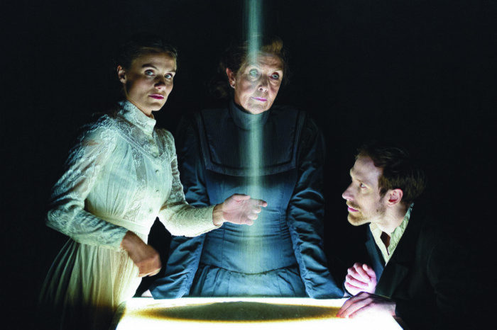 Christian Friedel inszeniert am Staatsschauspiel Dresden „Love, Death & Shadows“ nach Shakespeare.