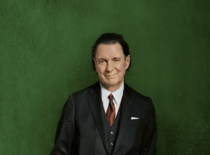 Portraitfoto Martin Suter, der im November 2026 mit seinem neuen Roman „Ein und Alles“ auf Lesereise geht.