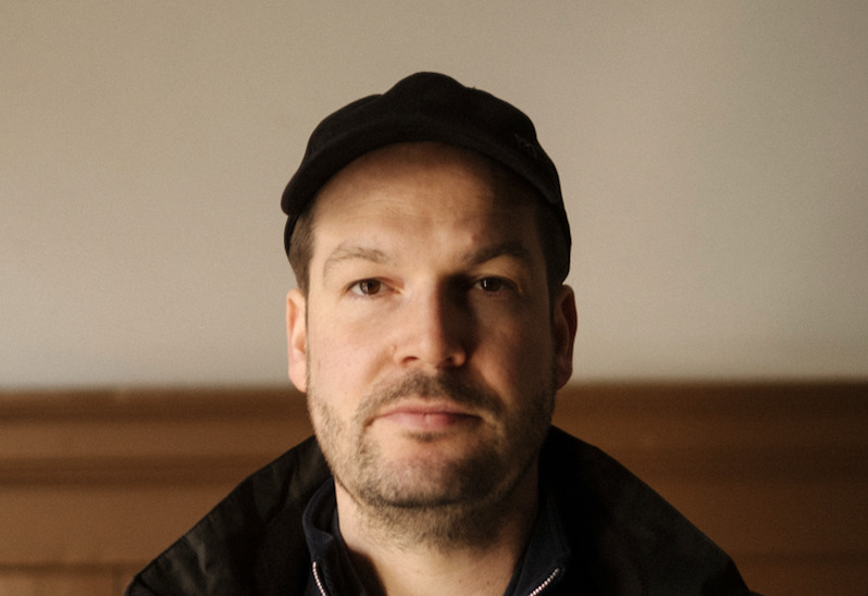 Portraitfoto Max Czollek, der mit „Zwiefelssohn“ seinen Dedütroman vorlegt