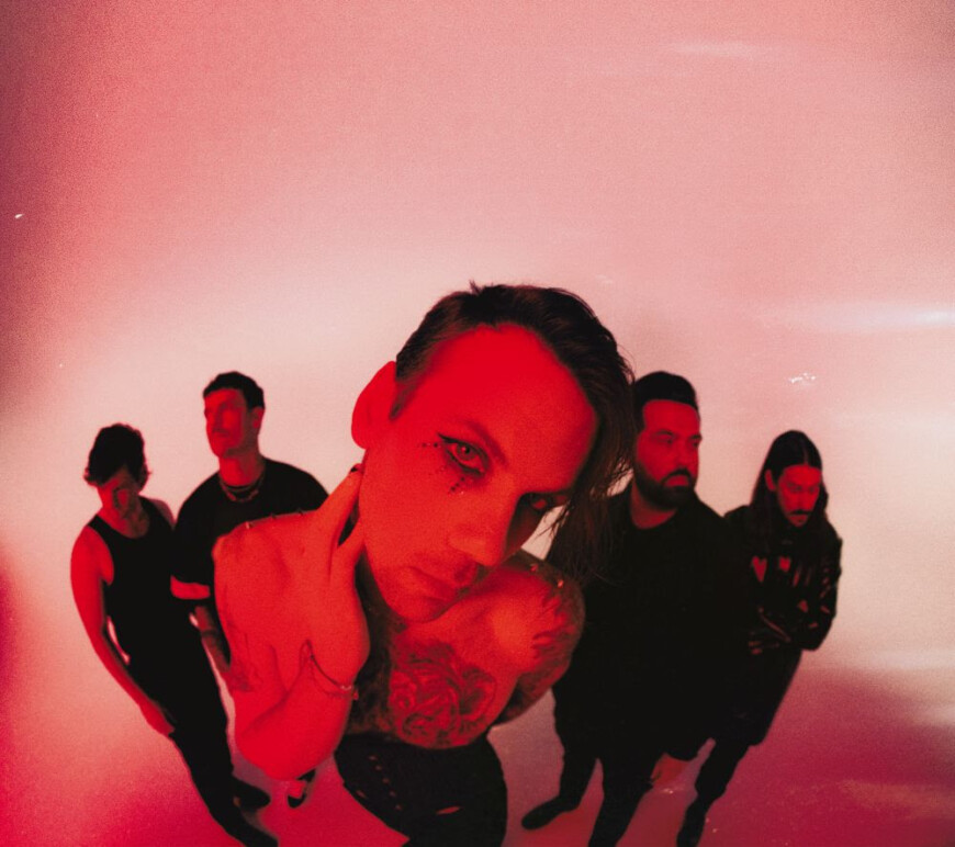 In rotem Licht steht die Band Beartooth vor einer weiße Wand und schaut tief in die Kamera.