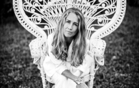 Heather Nova Sängerin sitzt im Garten auf einem Stuhl.