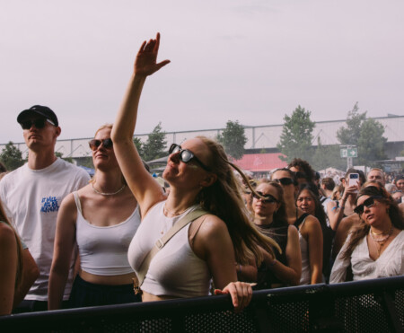 Das Publikum beim MS Dockville Festival ist am Tanzen.