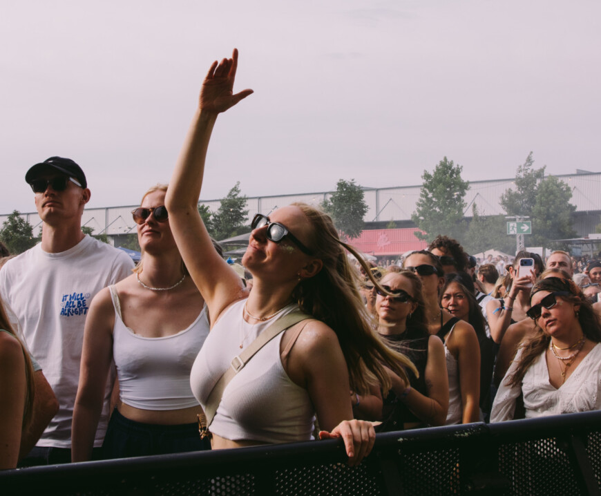 Das Publikum beim MS Dockville Festival ist am Tanzen.